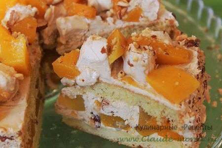 Бисквитный торт с персиками, миндалем и кремом из зефира
