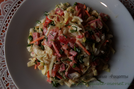 Быстрый салат из свежей капусты с помидорами и полукопченой колбасой