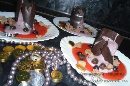 Десерт из черничного мусса с бисквитной крошкой и шоколадом сокровища черной башни