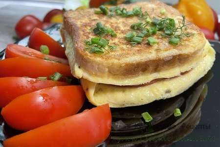 Горячий бутерброд с омлетом, колбасой и сыром