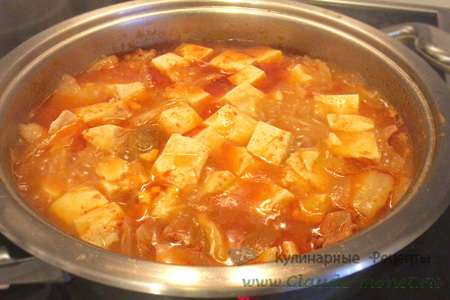 Кимчи тиге - острый корейский суп со свининой и кимчи