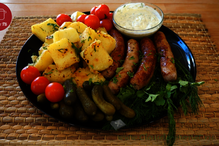 Колбаски-гриль с картофелем по-деревенски с соусом
