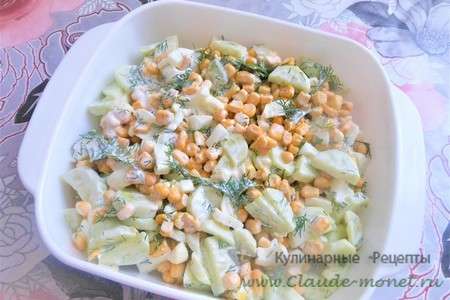 Легкий салат с кукурузой и огурцом