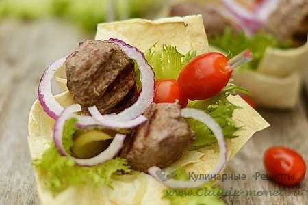 Мини-колбаски на гриле в лаваше с овощами