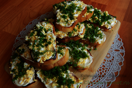 Острые закусочные бутерброды с чесноком и яйцами