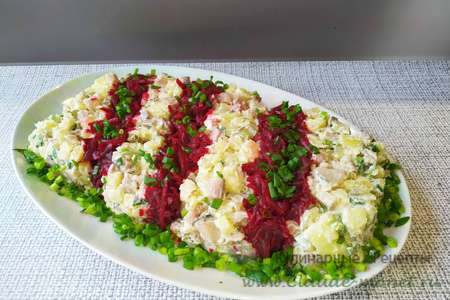 Полосатый салат с сельдью и свеклой