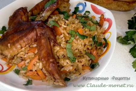 Рис с овощами и куриными крыльями в духовке