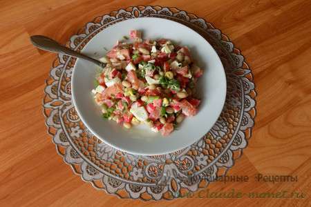 Салат из консервированной фасоли с крабовыми палочками и помидорами