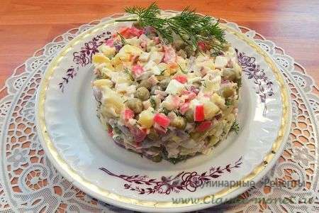 Салат из крабовых палочек. с яйцом, сыром и зеленым горошком