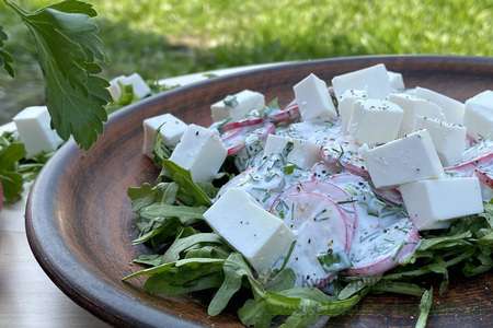 Салат из редиса, рукколы и брынзы