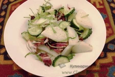 Салат с огурцами, дайконом и рукколой