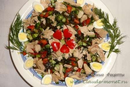 Салат с овощами, тунцом и морской капустой