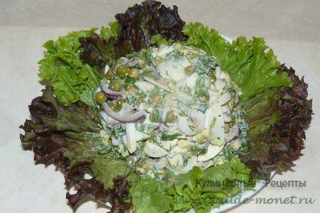 Салат с зеленым горошком и кальмарами