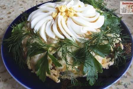 Слоеный салат «ромашка» с ветчиной и грибами