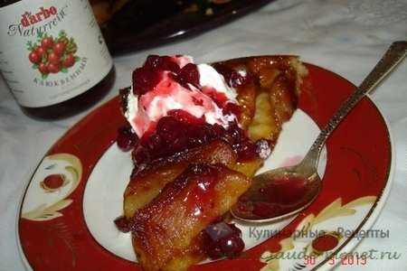 Тарт татeн - французский перевернутый яблочный пирог с клюквенным соусом darbo и пломбиром.