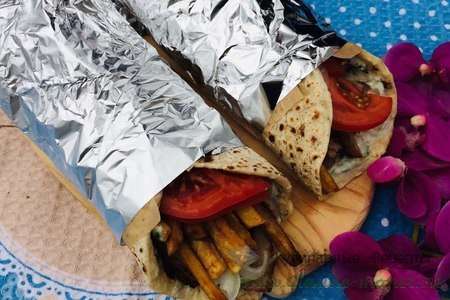 Уличная еда - греческая лепешка гирос