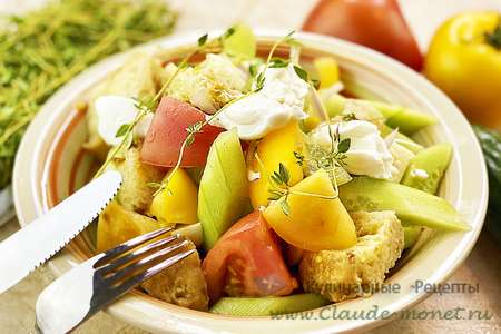 Вкусный овощной салат с сыром и сухариками